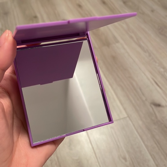 Clinique - pocket mirror - Picture 2 of 2